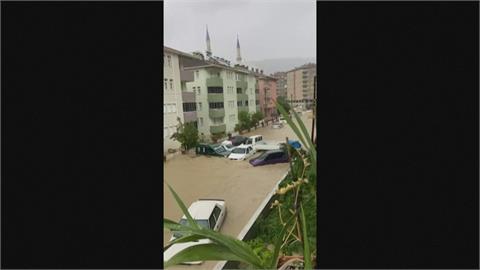 土耳其沿黑海多省洪災 房倒橋垮釀多人傷