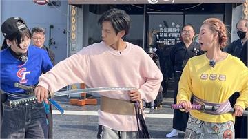 驚險一瞬間！阿翔節目大膽揮刀 楊繡惠遭波及「身體差點被刺」
