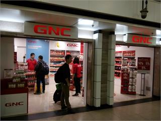 快新聞／不敵疫情 美國老牌保健食品GNC今出售公司、宣告破產