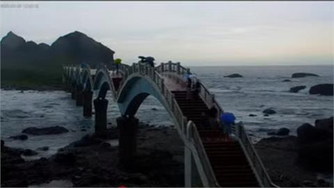 8.8強震掀海嘯預警！三仙台驚見民眾「撐傘觀浪」網怒噴：不要命了？