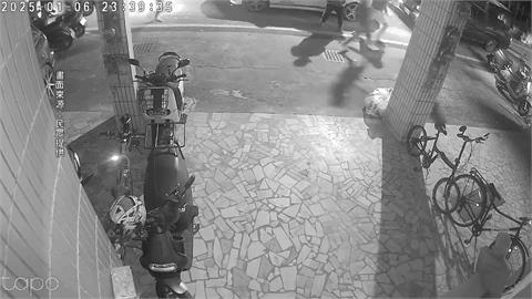 男女糾紛爆砸車！　高雄大寮球棒隊毀5機車、打傷1人