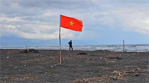 宜蘭壯圍海邊驚見「紅底黃星旗」　漁民喊：盼政府處理移工問題