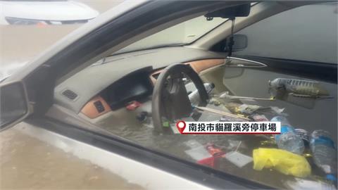 市區駕訓班積淹水成小湖　車輛淹過半個車身