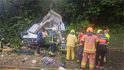 疑天雨路滑自撞護欄　小貨車失控翻落墜橋