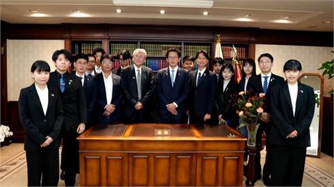 坐高市早苗總裁位置自拍惹議　陳宥丞：自民黨常態接待流程