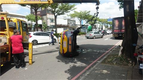 桃園貨車行駛向右偏離車道　計程車遭撞整台翻覆