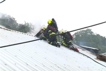 救火拿命拚  3消防員險爬屋頂 灌水止悶燒