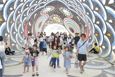 歡慶日本兒童節！　多地飆30度高溫　九州設置60米巨大鯉魚旗隧道