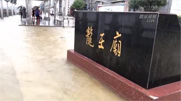 水淹進龍王廟、路上湧泉噴！中國武漢因暴雨成水都