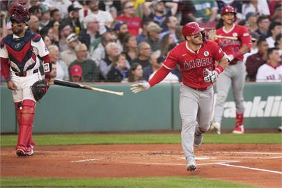 MLB(影)／飛越綠色怪物！炸裂454英尺超大號全壘打　楚奧特第十轟出爐