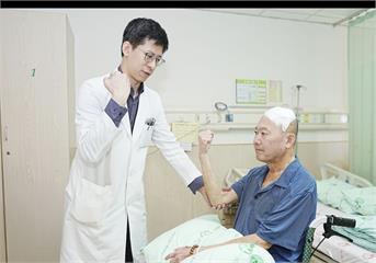 半夜跌倒再爬不起   熟男竟「腦瘤緊貼運動區生長」！清醒開顱康復