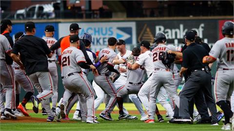MLB(影)／打出全壘打後準備打架！巨人落磯開場就爆火拚　三人遭驅逐場面有如格鬥