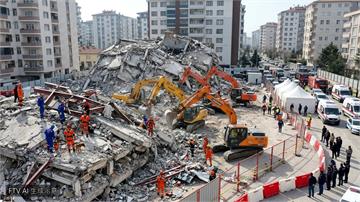 印度新德里5層建築驚傳倒塌　釀至少6死搜救人員全力搜救