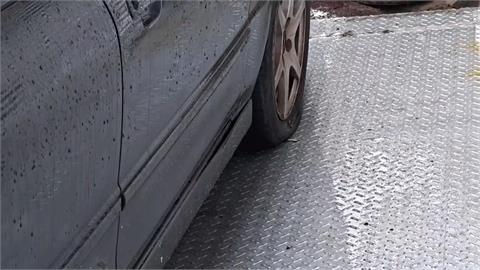 老闆不滿亂停車好激動！釘子刺進輪胎　截圖引發熱議