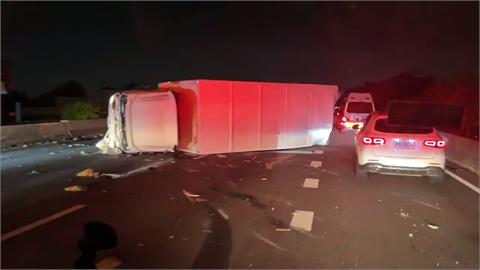 國1彰化段連環車禍！　大貨車遭大客車追撞翻覆、7人緊急送醫