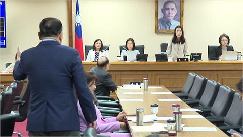 徐巧芯與王義川爭吵會議暫停　綠營：卡沈伯洋行程