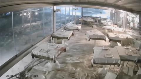 暴風侵襲義大利南部！　西西里島海景餐廳慘淹　民眾險遭大浪捲走