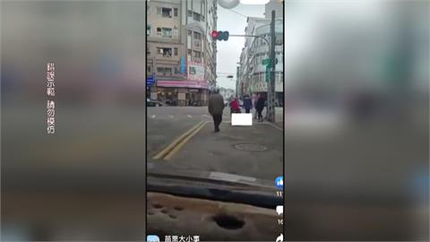 路中央驚見女童遭丟包機車上　真實原因曝光了