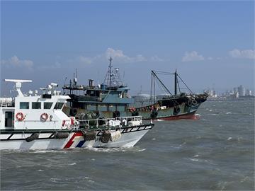 快新聞／台中外海中國漁船越界捕魚「還拒檢逃逸」　海巡登檢押回重罰320萬
