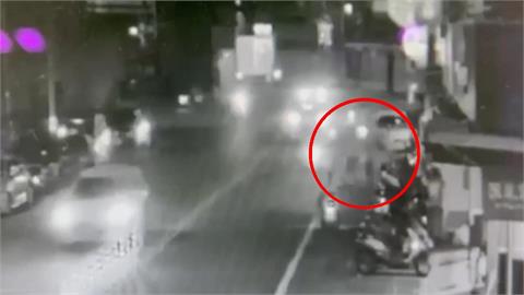 務農好友酒後爭執馬路旁單挑！　車上農具成武器