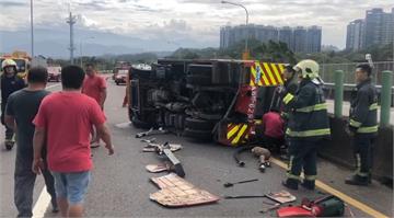 快新聞／新竹消防水車遭聯結車擦撞翻覆 撞車駕駛一度受困