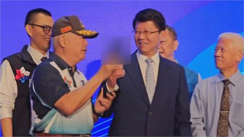 快新聞／贈謝龍介手槍惹議　季麟連：軍系一向送武器、也送過韓國瑜步槍