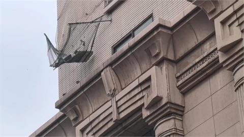 有影／桃園社區大樓降下「磁磚雨」　市府要求限期改善
