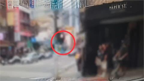 誇張！牽YouBike闖燈過馬路　騎士不滿開單當場嗆警