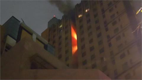 大樓深夜竄火！22樓陽台陷火海　7人一度受困獲救、疏散百人