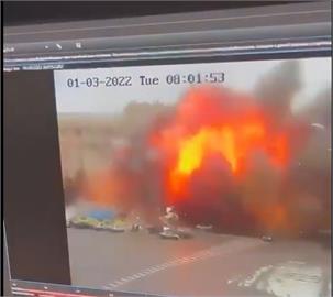 快新聞／俄軍轟炸哈爾科夫政府大樓外廣場　巨大爆炸畫面曝光