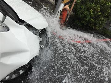 駕駛突失控撞斷消防栓　水柱狂噴馬路變小河