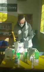 疫情中看見人性光輝 熱刺主帥當志工發物資