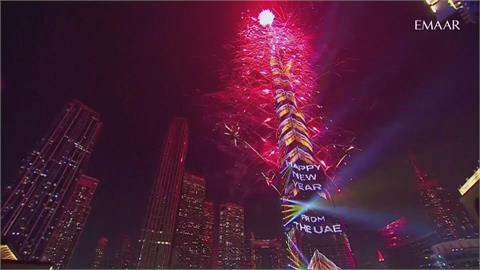 跨年比豪氣！杜拜放雷射煙火　Lisa回泰國倒數嗨翻