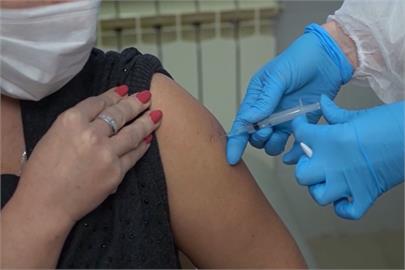 北市診所傳幫民眾偷打AZ　林靜儀秀接種紀錄卡：就是COVID-19 疫苗