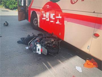 快新聞／遊覽車迴轉「疑視線死角」擦撞機車　騎士多處骨折重傷