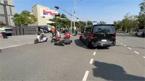 AAA頒獎典禮高雄世運登場　保母車不慎撞機車　騎士輕微擦挫傷
