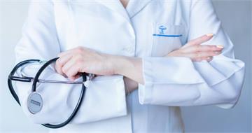 一堆人看病20分鐘！她只要30秒超困惑　醫曝「3大特徵」享尊榮待遇