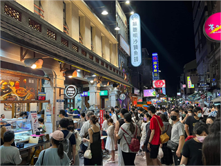 一隻蟑螂引爆的信任考驗：從林聰明沙鍋魚頭事件看餐飲業食安風險管理