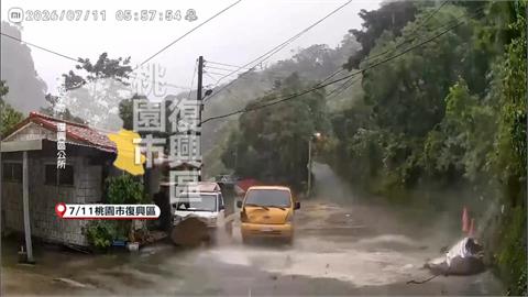 桃園復興主要道路大面積崩塌　落石掉落砸住宅車輛