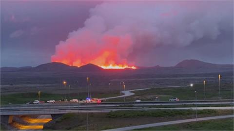 冰島西南部火山爆發　岩漿齊噴吸引遊客打卡
