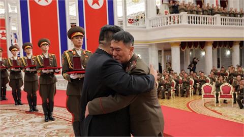 平壤授勳儀式悼援俄士兵　金正恩落下男兒淚