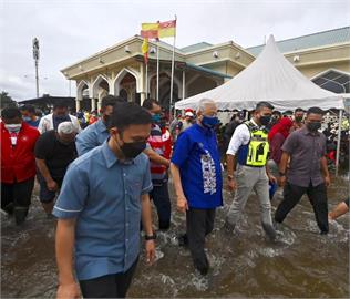 快新聞／馬來西亞豪雨成災已釀17死　馬來貘涉水狂奔逃難