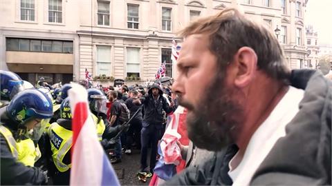 英國爆發反移民示威　15萬人上街、馬斯克視訊參與力挺