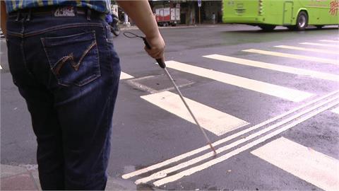 影／視障男過馬路突迷向「誤闖車道」！司機見他「1舉動」秒衝下車拉人