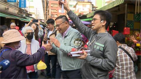 拚初選! 徐嶔煌揪王義川掃街 鄉親搶合照:比電視上還帥
