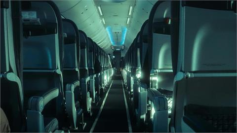 夜航乘客「疊一起運動」空姐嚇傻！組員接手「1熱情服務」秒解決：不然怎麼辦？