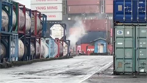 快新聞／基隆港西20碼頭驚傳「化骨水」外洩！現場緊急封鎖暫停作業
