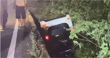 離奇！雲林轎車自撞排水溝「倒頭栽」　母子3人受困無法動彈