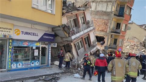 救難隊險遭活埋卻屢傳商家遭趁火打劫　土耳其總統宣布盡快重建