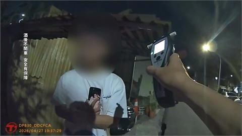 戲劇化！高雄騎士拒酒測「耍花招」　躺警車輪下「假裝被撞」、又伸腿給車輾